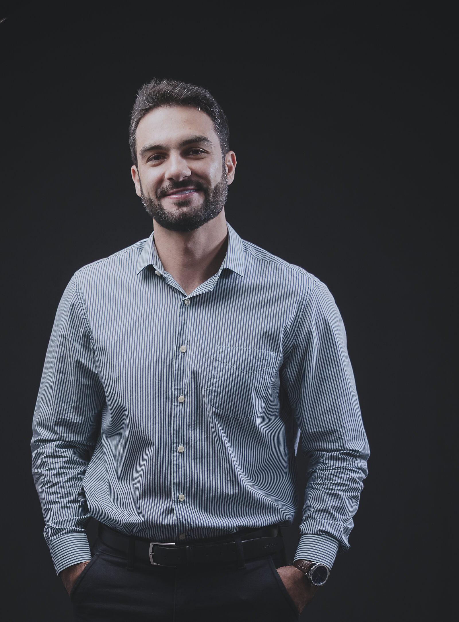Dr. Otávio Bernini Queiroz, retrato de estúdio, camisa clara.