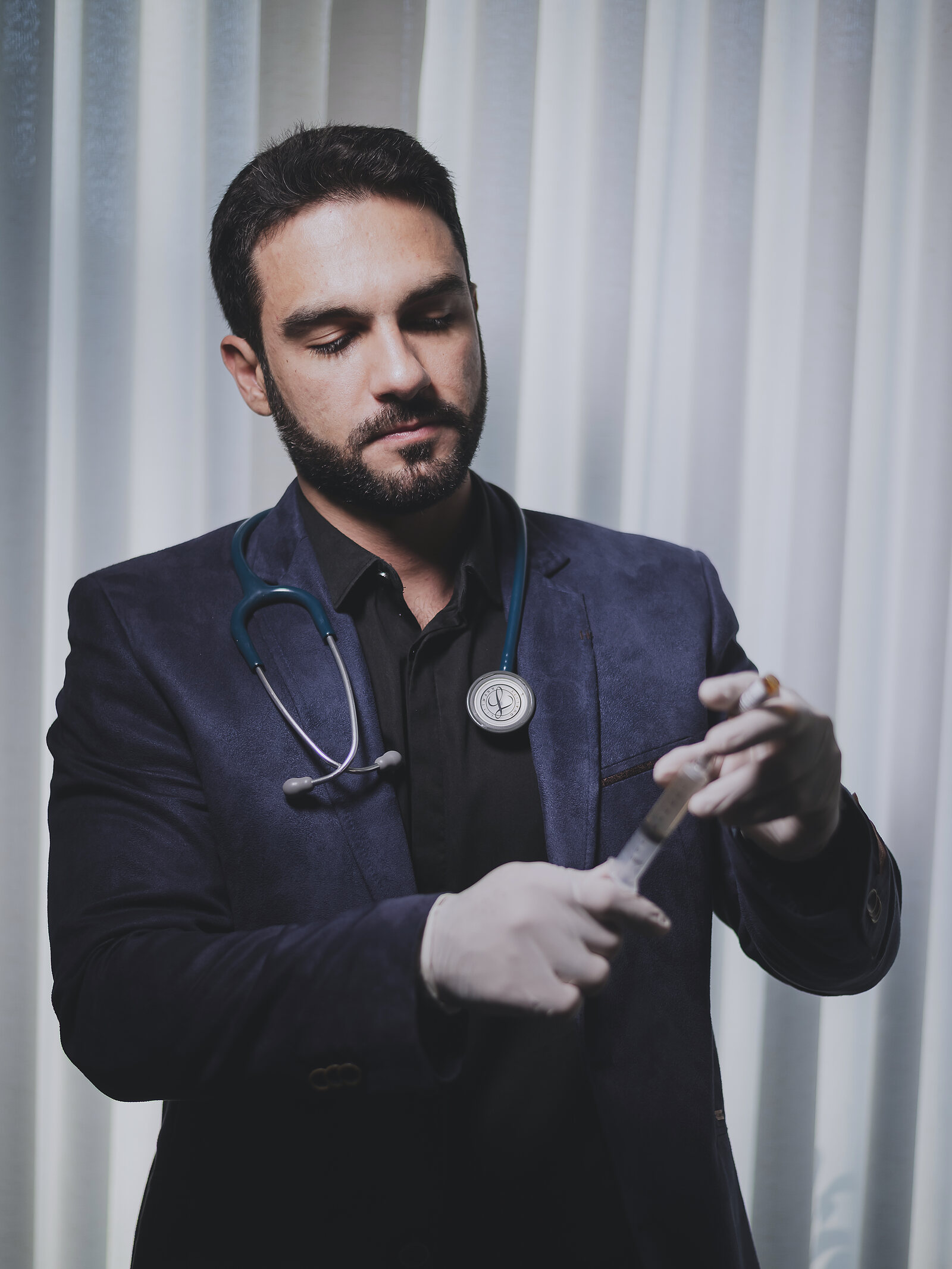 Dr. Otávio Bernini Queiroz, retrato de estúdio, blazer marinho.